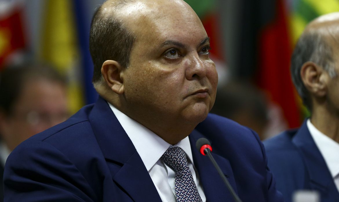 ibaneis rocha, governo do DF, é suspeito de ter mudado plano de segurança de ∑ultima hora; ele é gordo, careca e usa terno azul marinho e camisa branca na foto