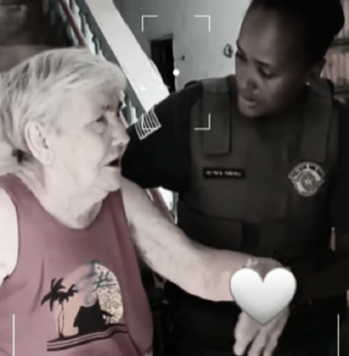 idosa de 85 anos é apoiada por policia militar feminina após incendio em sua casa