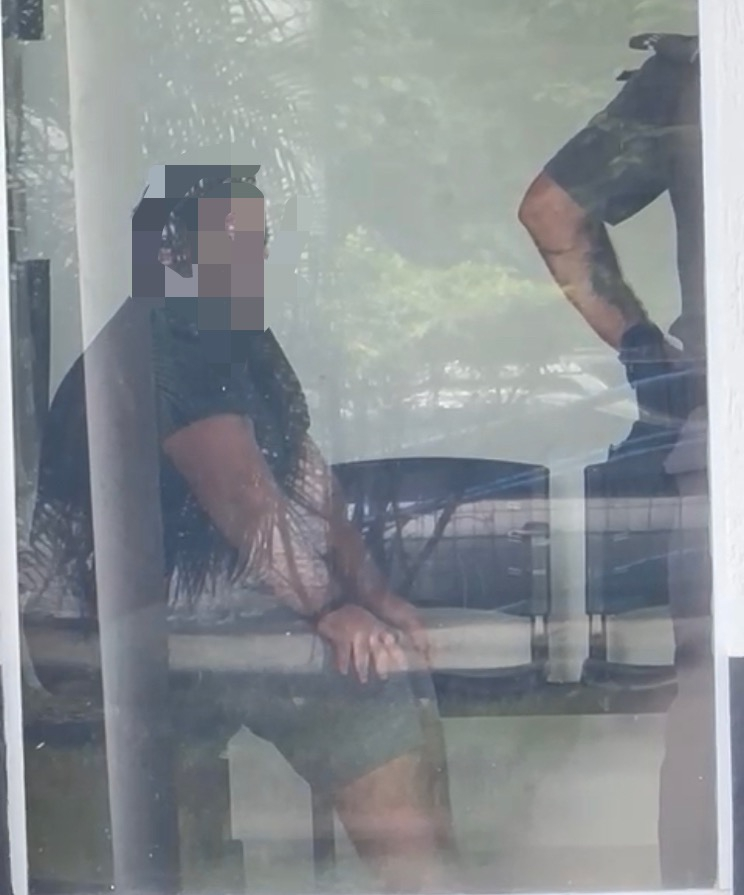 fachada da delegacia de ilhabela, em preto e branco, com viatura na frente, para onde foi levado suspeito de fotografar adolescentes nuas