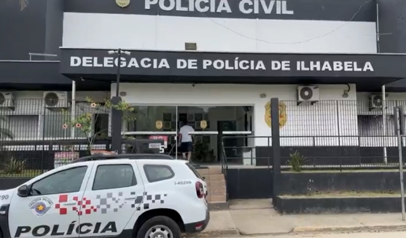 fachada da delegacia de ilhabela, em preto e branco, com viatura na frente, para onde foi levado suspeito de fotografar adolescentes nuas