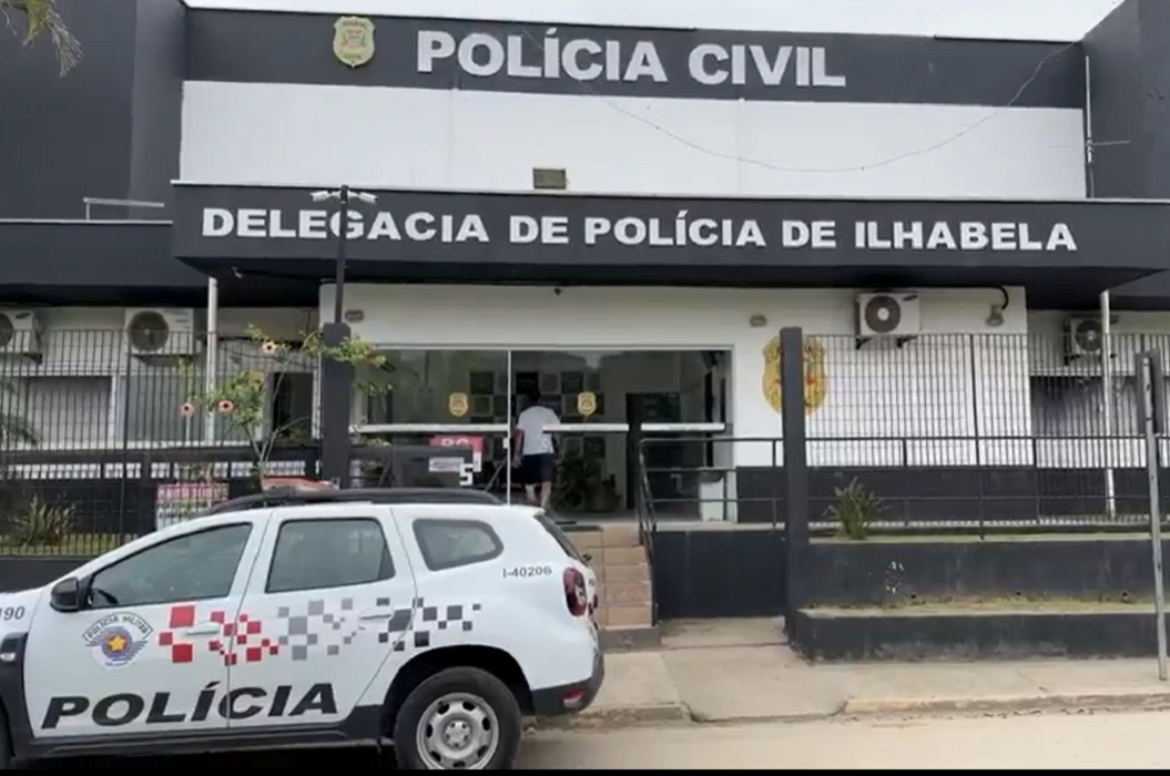 fachada da delegacia de ilhabela, em preto e branco, com viatura na frente, para onde foi levado suspeito de fotografar adolescentes nuas