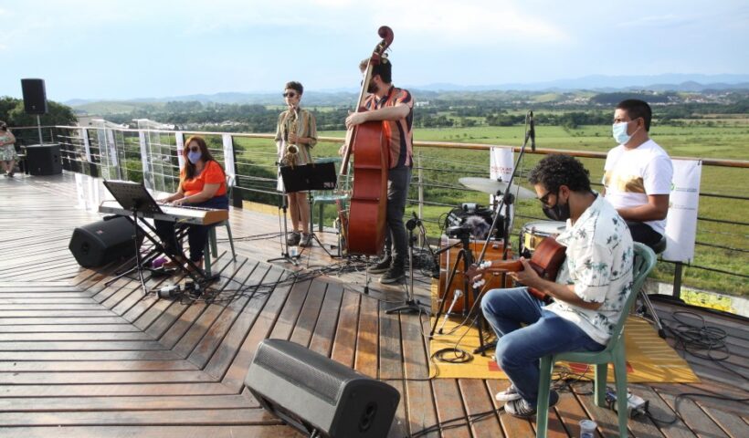 Projeto 'Música ao Pôr do Sol' no banhado de São José dos Campos