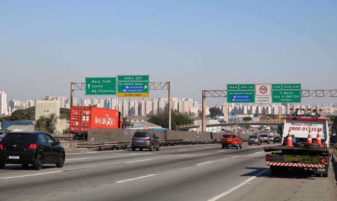 Rodovia Presidente Dutra. Aniversário de São Paulo movimenta rodovias para interior e litoral.