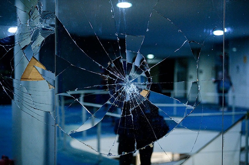 vidro de prédio do planalto quebrado; prejuízo chega a R$4 milhoes