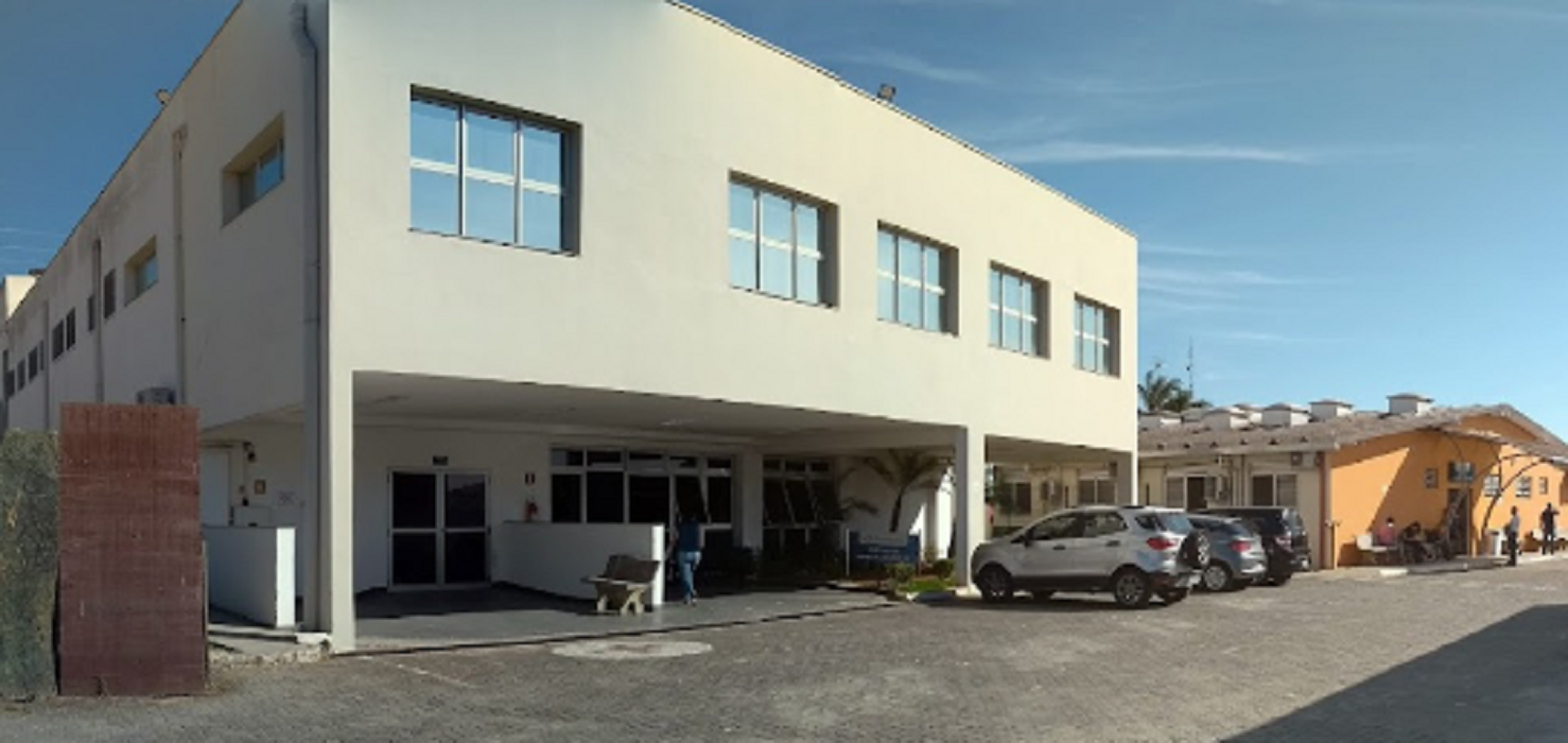 vista de parte do hospital sao francisco de assis, pintada de cor clara, onde bebê de 7 meses está internada