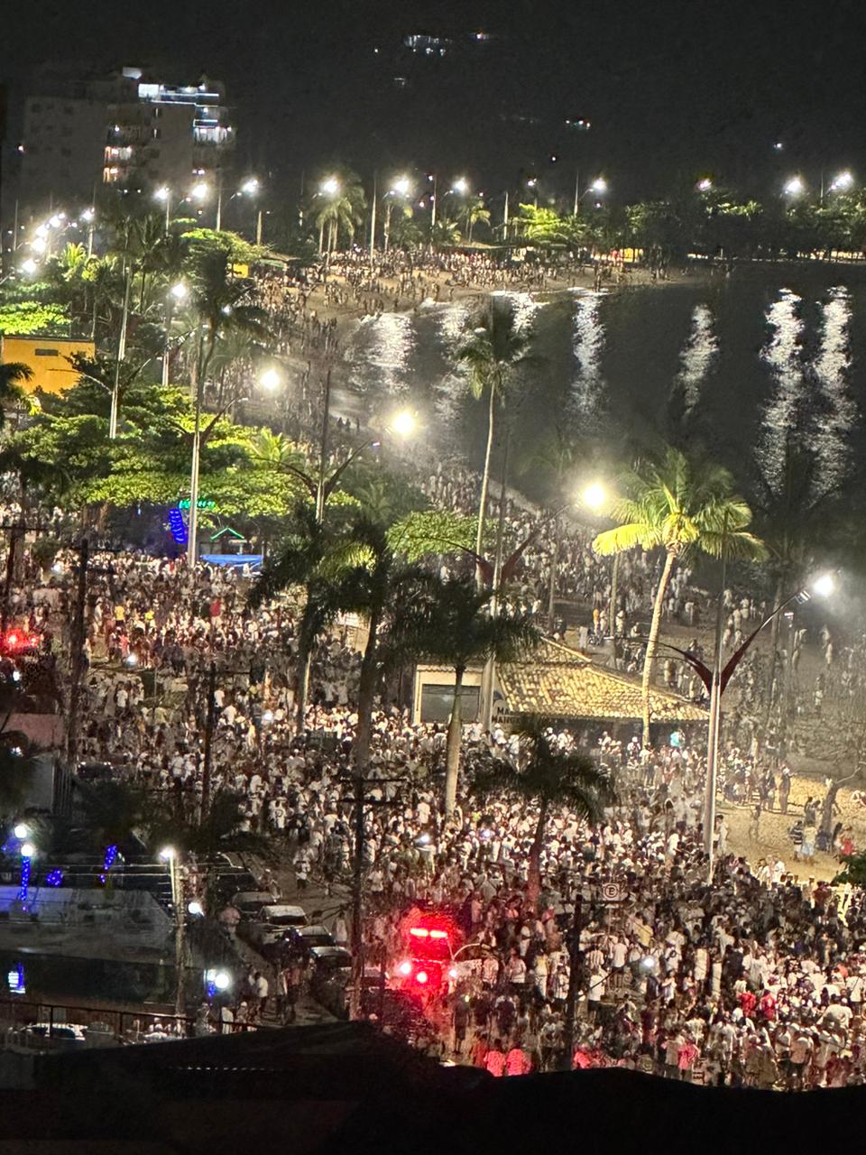 3 milhoes de turistas passam virada do ano no litoral norte; imagem de cima mostra mar de gente na orla da praia