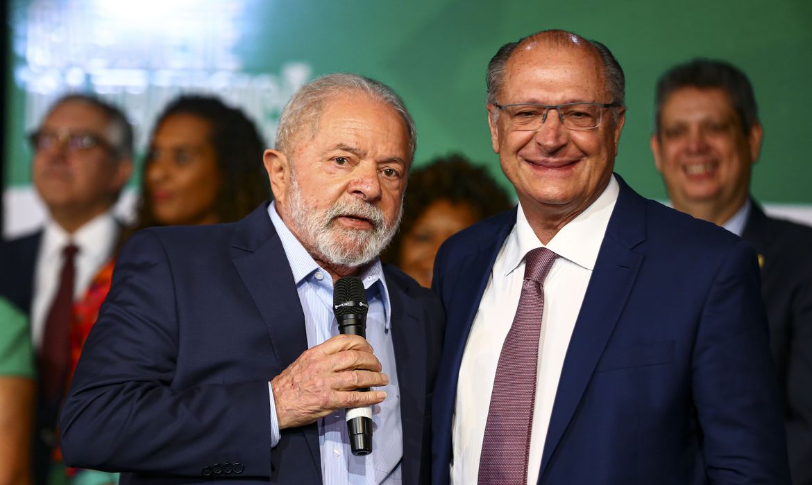 lula, com microfone, e alckmin lado a lado tomam posse como presidente e vice presidente do brasil