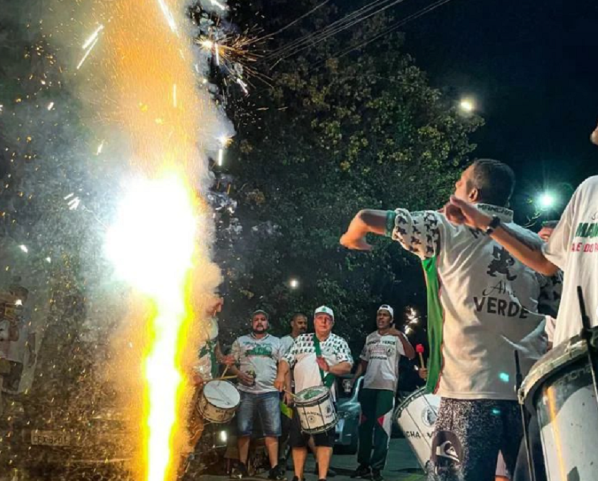 torcedores da mancha verde do palmeiras soltam fogos e tocam tambor; membros de sao jose dos campos comemoraram no arco da inovação