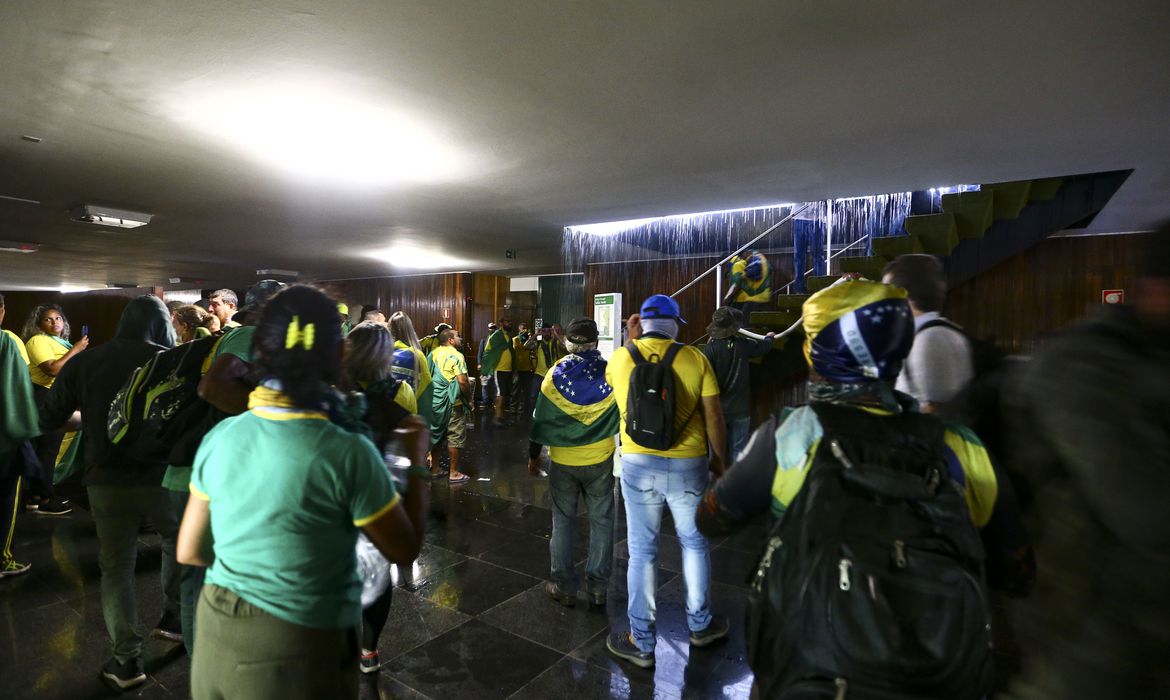 AGU quer dados de golpistas