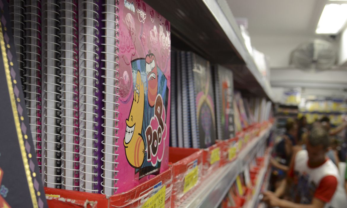 PROCON de Jacareí dá dicas de como economizar nos materiais escolares