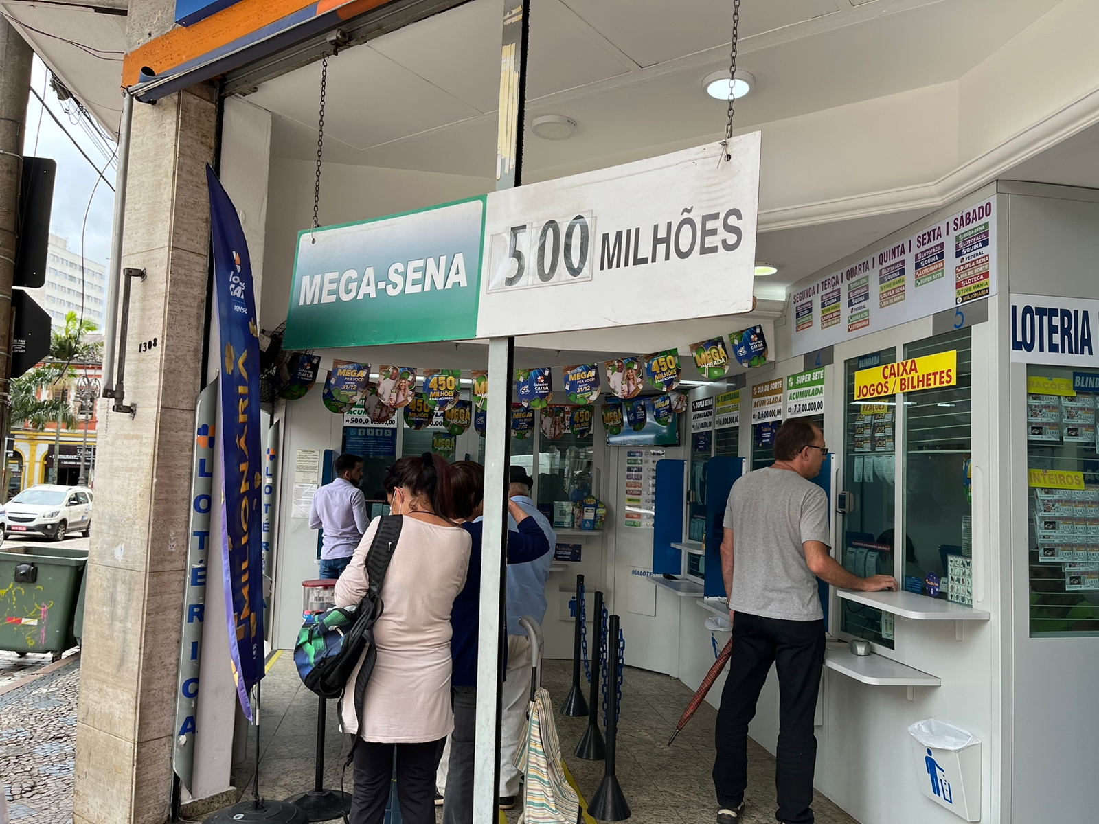 casa loterica com pessoas na fila comprando mega da virada com premio de mais de 500 milhoes