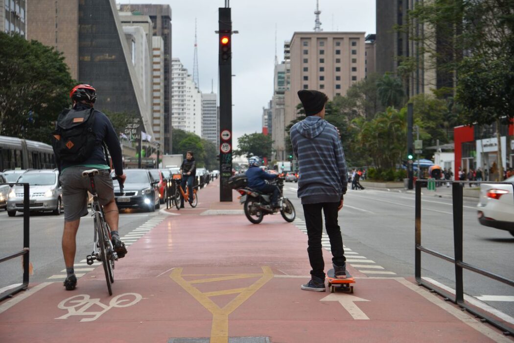 Ciclovia da Avenida Paulista facilita a mobilidade urbana na cidade de São Paulo.