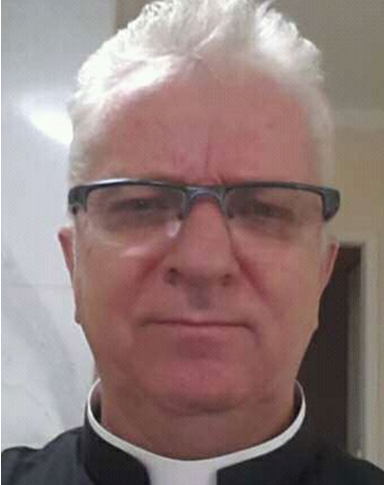Pe. Fausto Teixeira morre horas após celebrar missa em Taubaté; ele veste roupa preta e óculos; cabelo branco