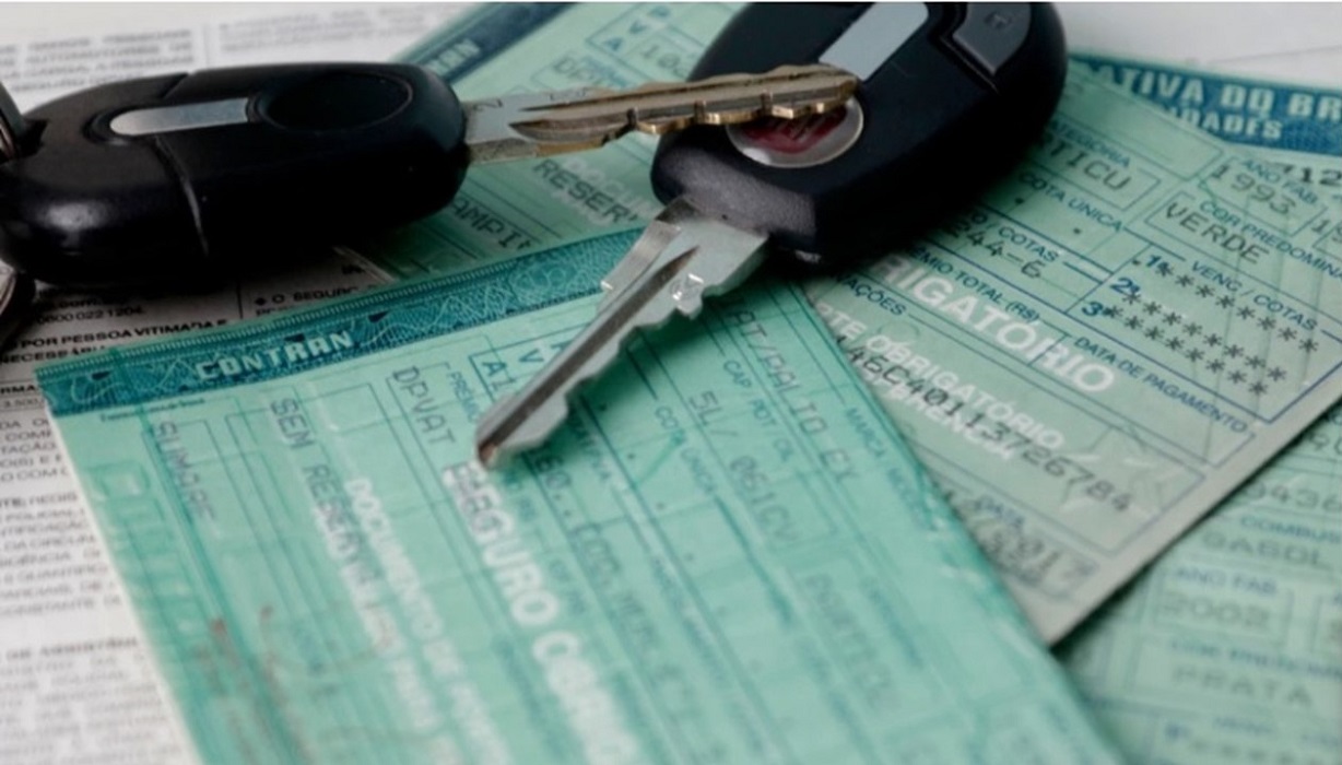 Chave de carro sobre documento Renavam. Desconto de 3% no IPVA 2023 para veículos com placa final 8 vence hoje (20)