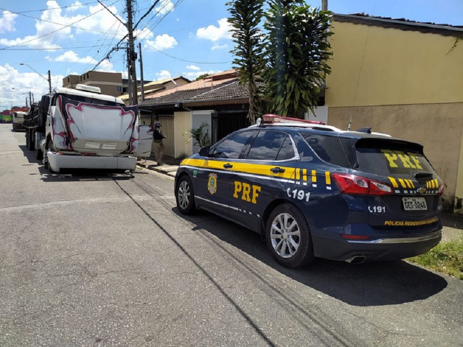 PRF prende motorista por desvio de carga de cimento na cidade de Pindamonhangaba