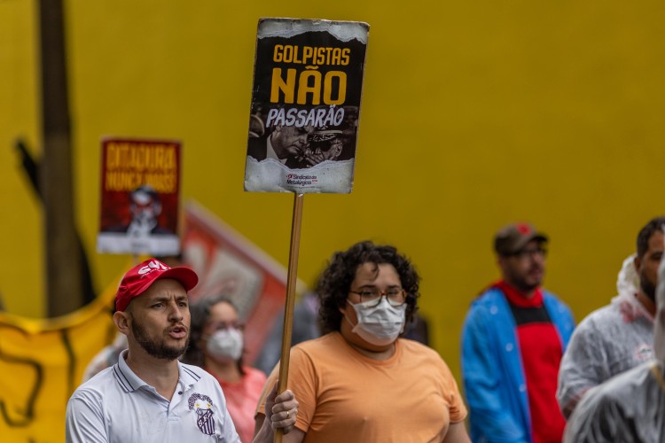 500 manifestantes percorrem ruas do centro de sjc, com cartazes que dizem "golpistas nao passarão"