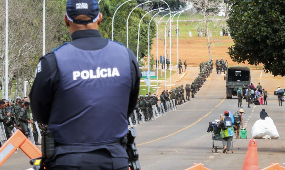 fila de policiais militares e do exército em frete ao QG do exército em brasília