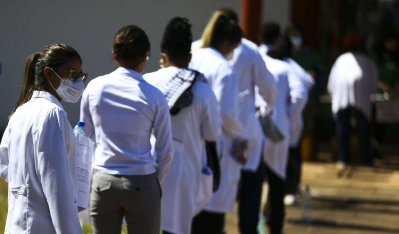 Médicos chegam ao local de prova para a segunda etapa do Exame Nacional de Revalidação de Diplomas Médicos Expedidos por Instituição de Educação Superior Estrangeira (Revalida) em Brasília.