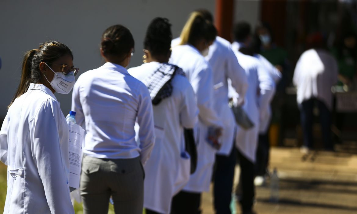 Médicos chegam ao local de prova para a segunda etapa do Exame Nacional de Revalidação de Diplomas Médicos Expedidos por Instituição de Educação Superior Estrangeira (Revalida) em Brasília.