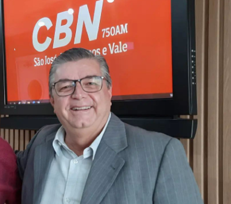 ricardo vilhena, presidente da acit, sorri para foto com painel da cbn vale ao fundo; ele falou sobre poupar nos saldoes de começo de ano