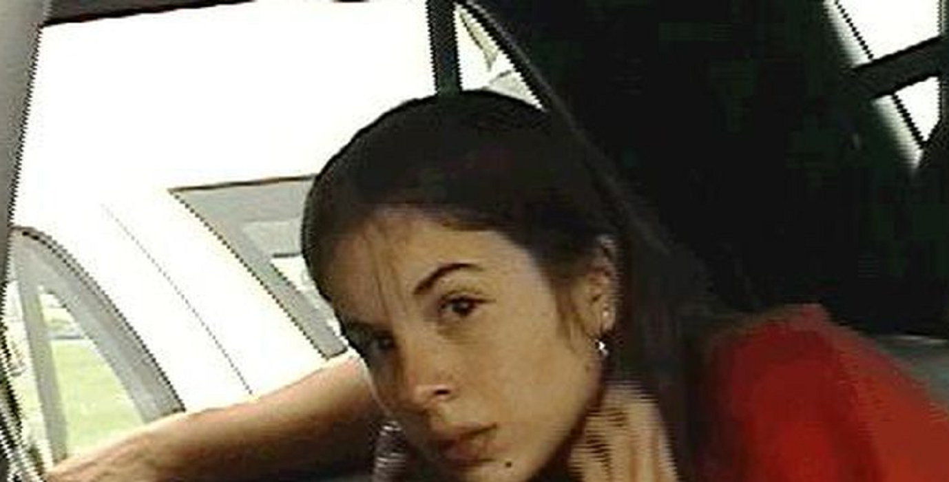 Suzane Von Richthofen de blusa vermelha, dentro de um carro, olha assustada para câmera; MP recorre da decisão de regime aberto
