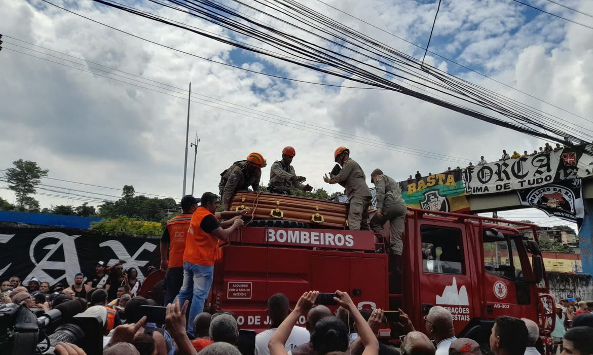Maior ídolo do Vasco é sepultado em Caxias, no RJ