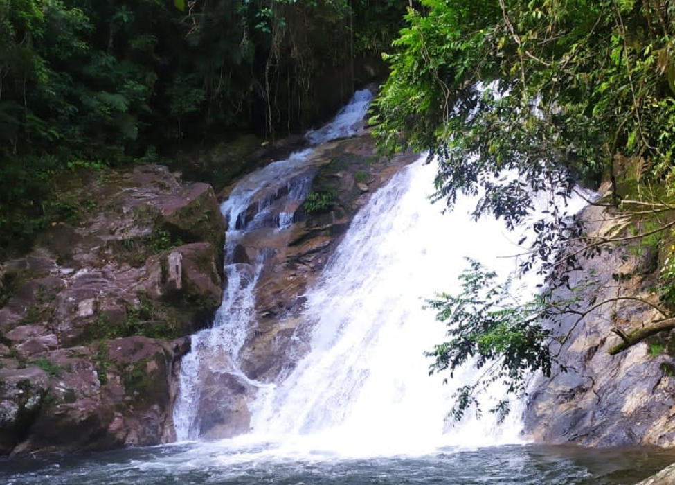 cachoeira de boiçucanga, com árvore em volta e pedras, onde rapaz de 22 anos morreu afogado