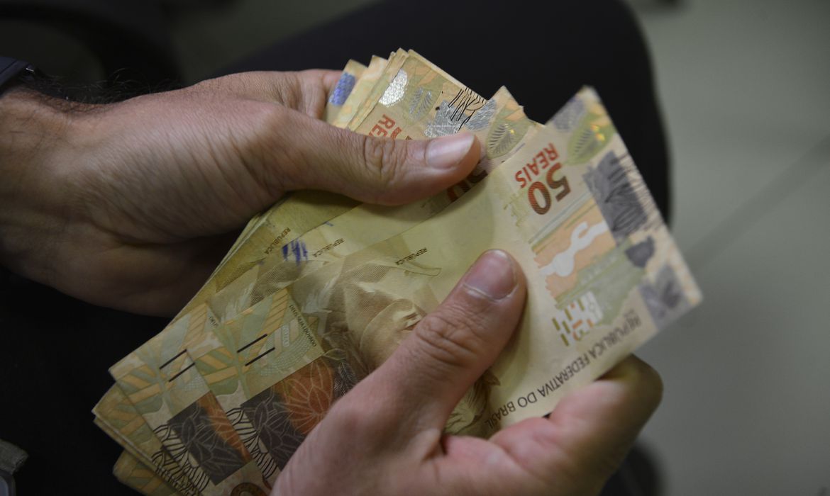 Salário mínimo para bancar necessidades básicas tinha que ter sido de R$ 6.571 em março