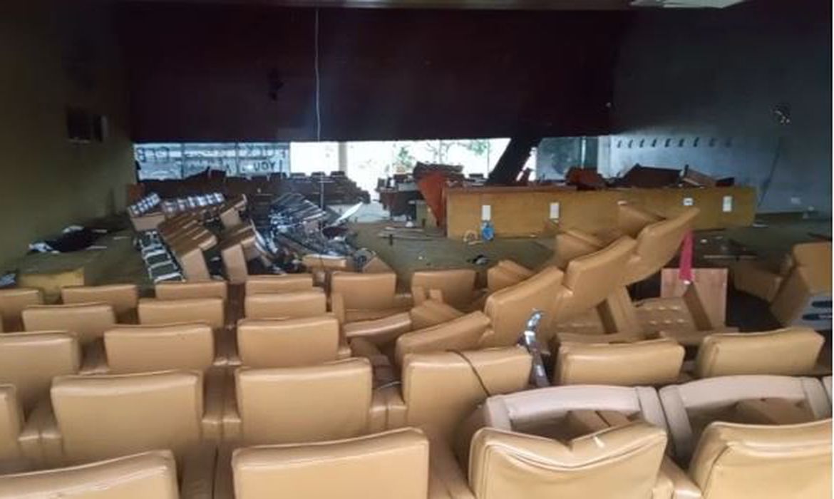 Terroristas destroem STF em invasão na tarde deste domingo (8)