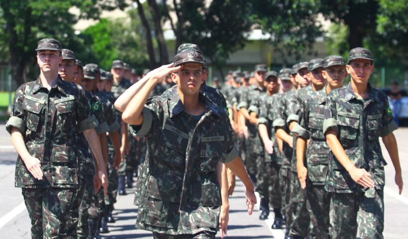 Jovens no Tiro de Guerra, principal local para o alistamento militar obrigatório em São José dos Campos