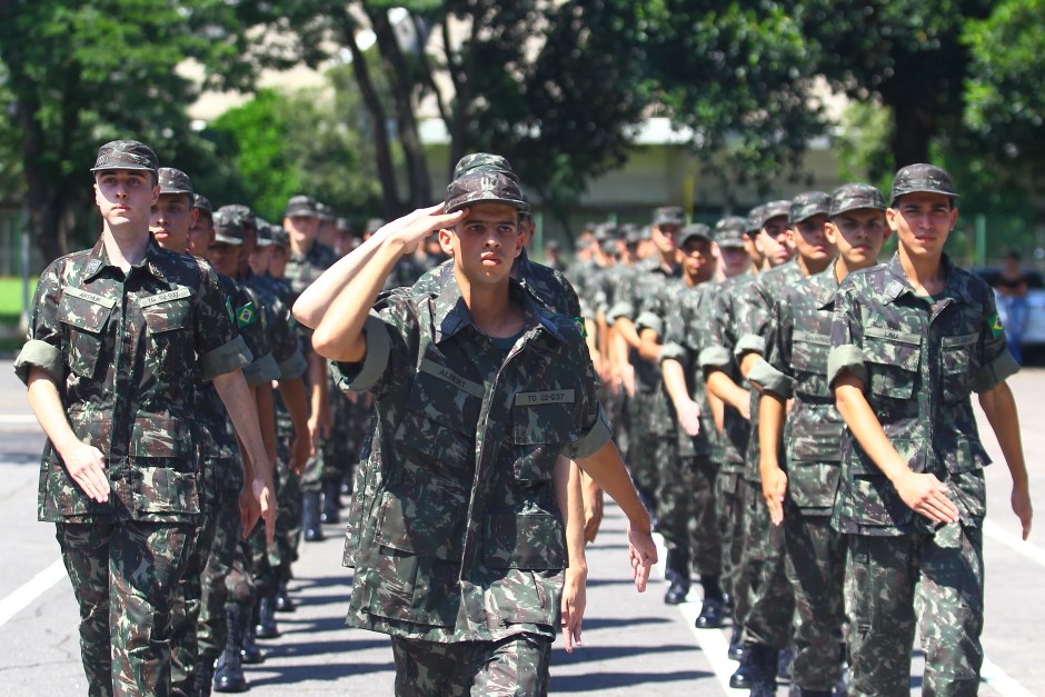 Jovens no Tiro de Guerra, principal local para o alistamento militar obrigatório em São José dos Campos