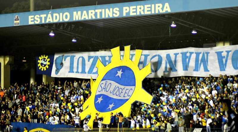 Torcida do São José EC fazendo festa no Martins Pereira