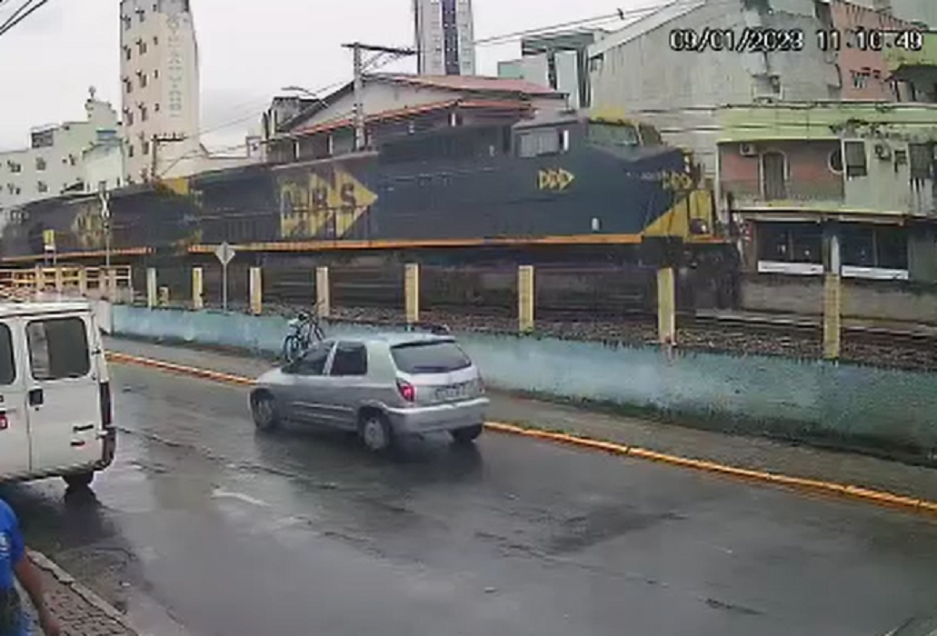 trem em aparecida sobre a rua aristides se aproxima da vitima