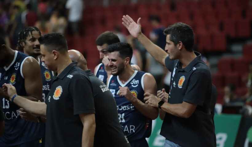 Jogadores e comissão técnica do São José Basketball comemoram vitória sobre o Fortaleza, fora de casa