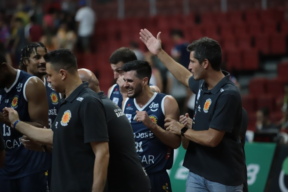 Jogadores e comissão técnica do São José Basketball comemoram vitória sobre o Fortaleza, fora de casa