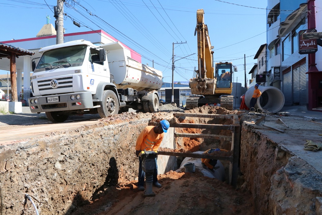 Prefeitura de Jacareí realiza força tarefa entre secretárias para combater as enchentes pela cidade