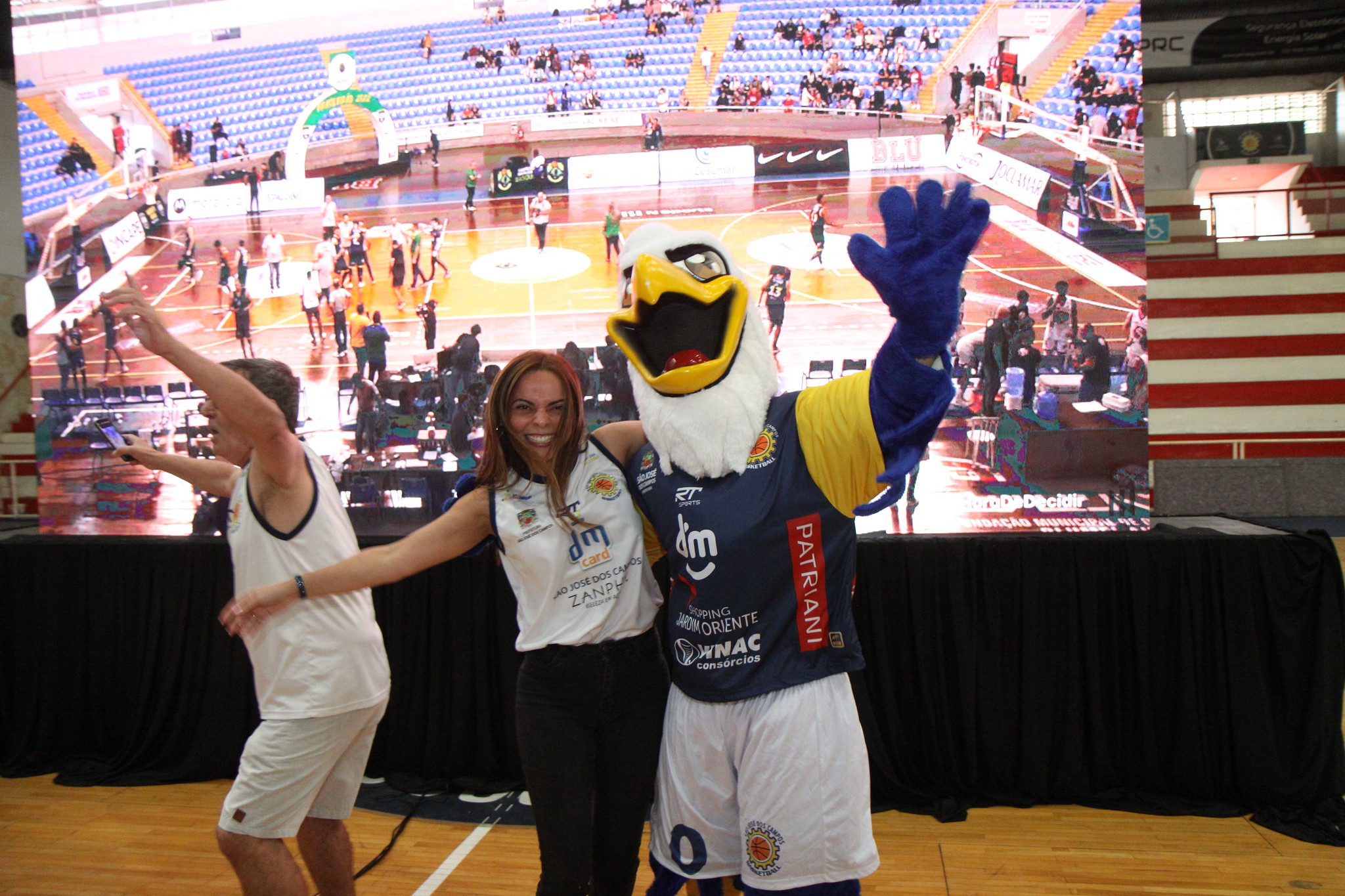 Boneco Sanja, o mascote oficial do São José Basketball.