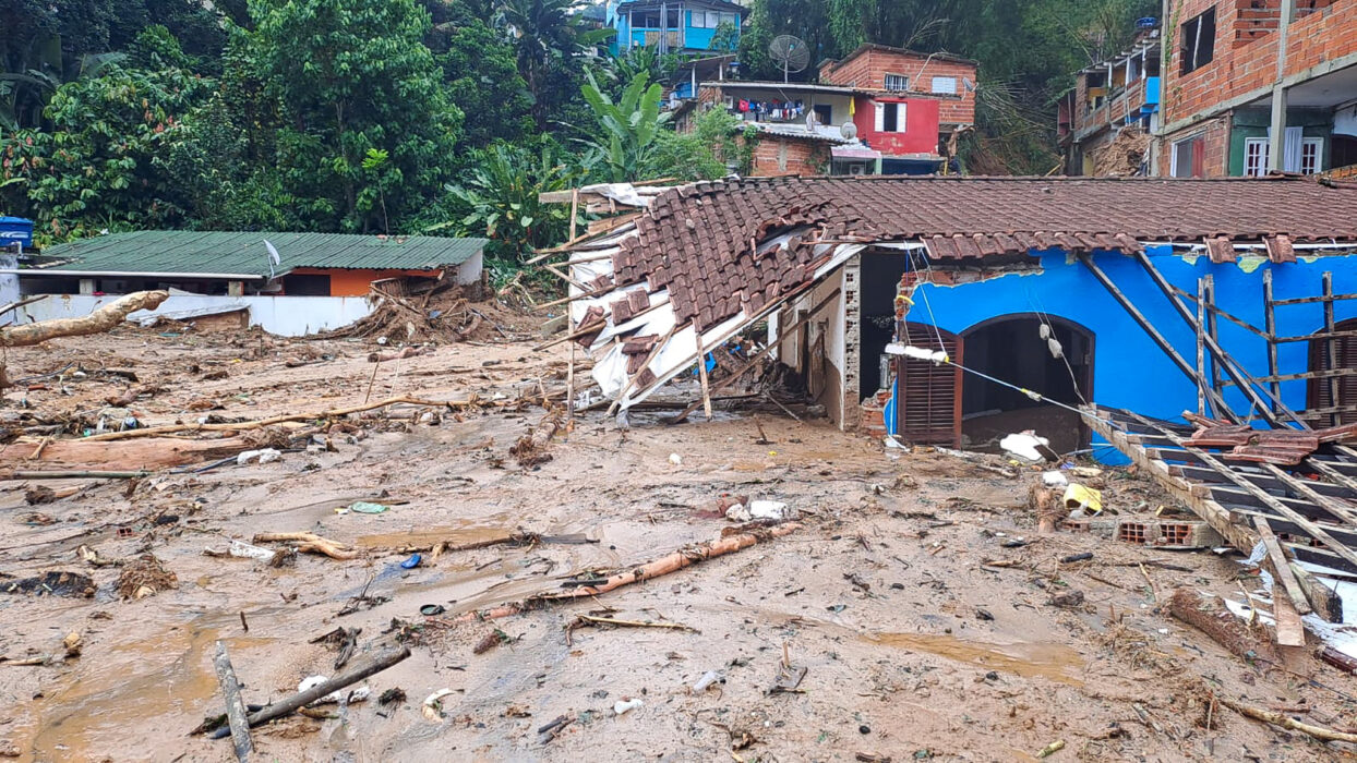Área destruída pelas chuvas no litoral norte paulista. 40 o número de mortos