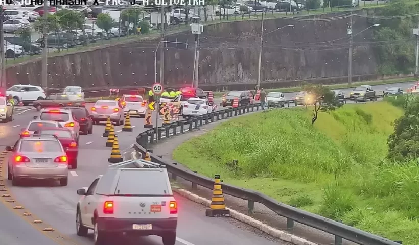 Momento em que a Avenida João Marson é inteditada devido a uma cratera no meio da pista