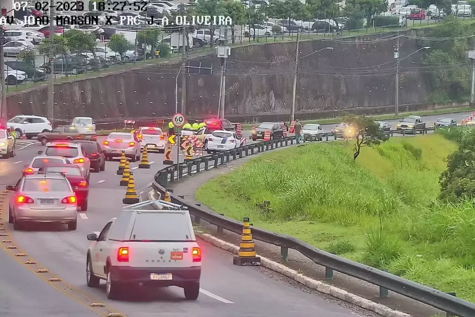 Momento em que a Avenida João Marson é inteditada devido a uma cratera no meio da pista