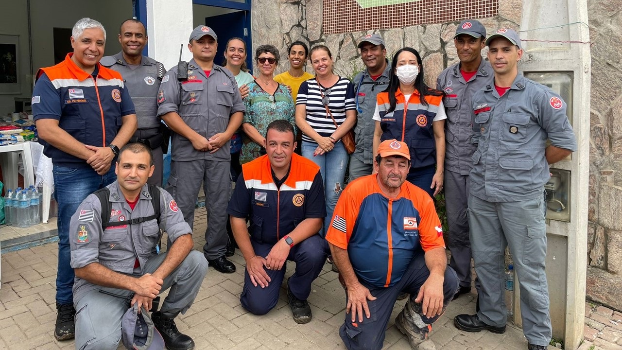 Equipes da Defesa Civil e Corpo de Bombeiros que atual em São Luiz do Paraitinga