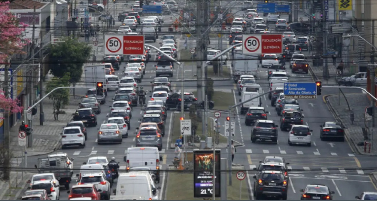 Veículos em rodovia para lembrar do pagamento do IPVA 2023