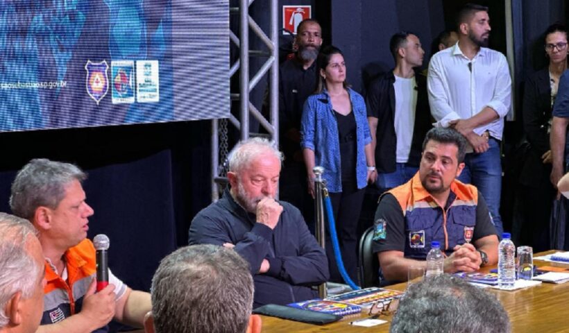 Tarcísio de Freitas, Lula e Felipe Augusto participam re reunião de ações para a reconstrução de São Sebastião