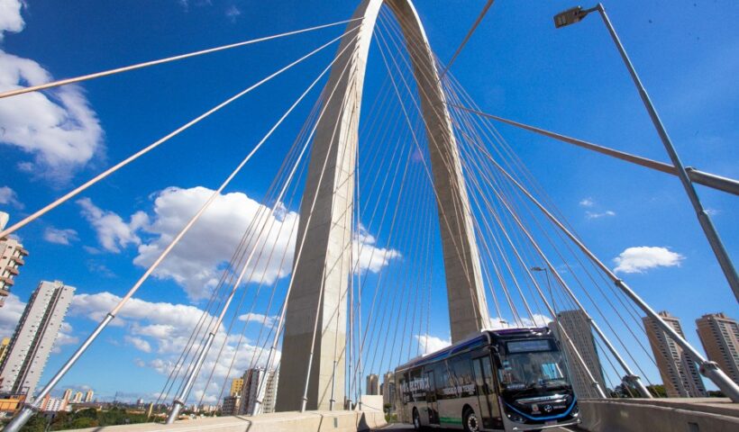Ônibus elétrico exposto no Arco da Inovação, em SJC.