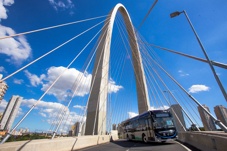 Ônibus elétrico exposto no Arco da Inovação, em SJC. Urbam publica edital de licitação dos ônibus elétricos