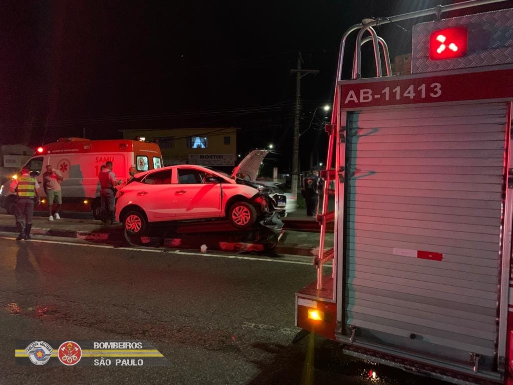 Caraguatatuba: colisão entre dois veículos mobilizam bombeiros nesta terça-feira (31)