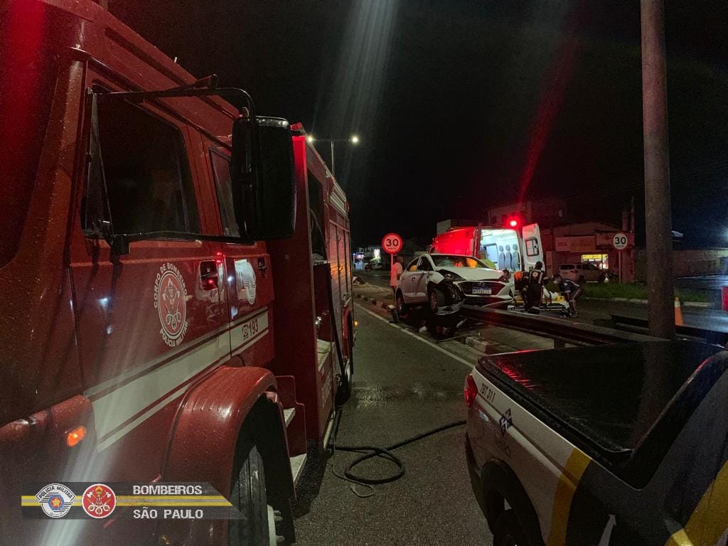 Caraguatatuba: colisão entre dois veículos mobilizam bombeiros nesta terça-feira (31)