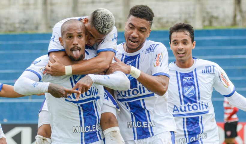 Jogadores do EC Taubaté comemoram vitória sobre o Linense, no Joaquinzão