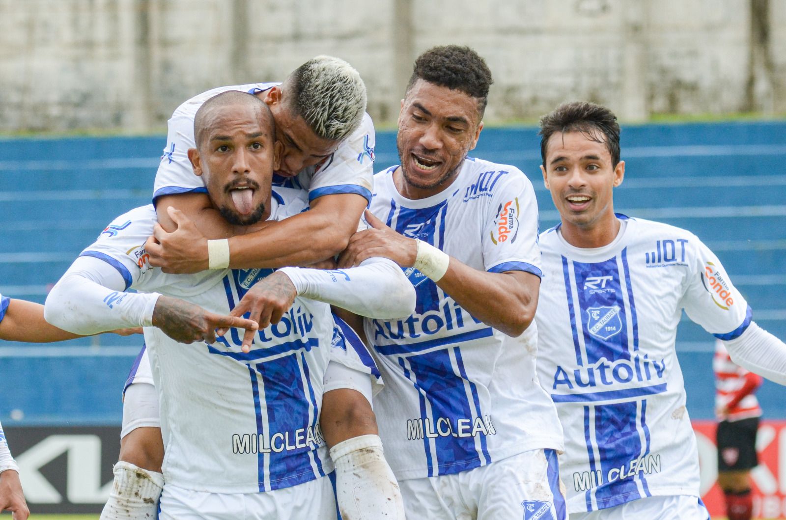 Jogadores do EC Taubaté comemoram vitória sobre o Linense, no Joaquinzão
