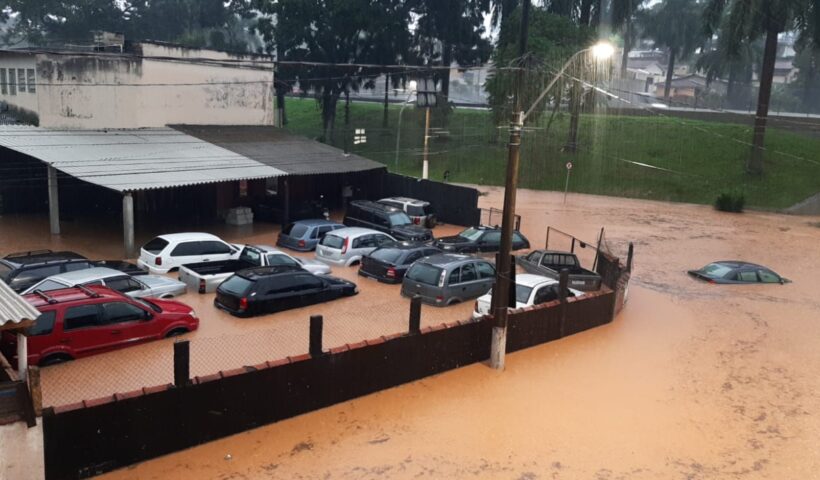 VÍDEO: Forte chuva atinge Queluz na tarde desta segunda-feira (27)